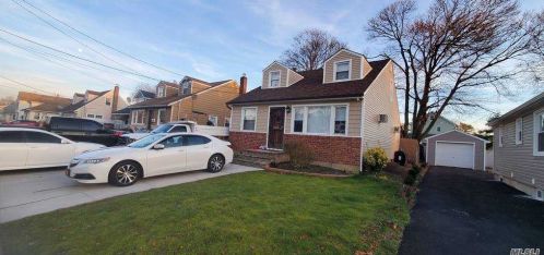 80 Pennywood Ave, Roosevelt, NY 11575-1039