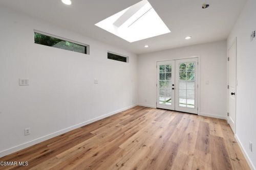 14363 Collins St, Van Nuys CA 91316-1030 exterior