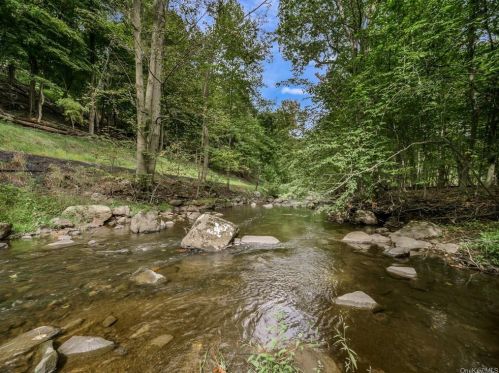 8 Creekview Dr, Thiells NY  10984-1434 exterior