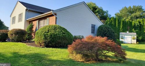 359 Holly Ln, Lancaster, PA 17602-3800