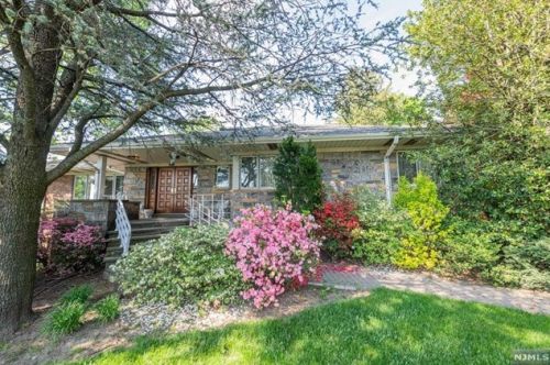 311 Edsall Blvd, Palisades Park, NJ 07650-2328