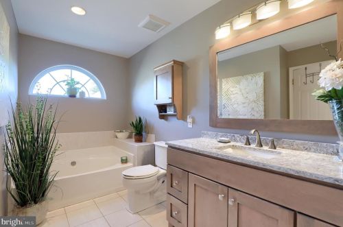 34 Red Leaf Ln, Lancaster PA 17602-7000 exterior