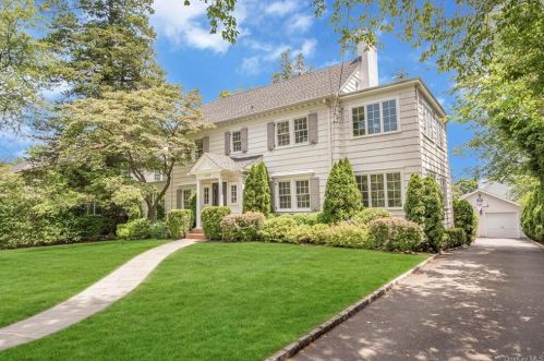 510 Manor Ridge Rd, New Rochelle, NY 10803-2318