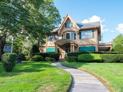 81 Hawthorn St, New Bedford, MA 02740-3429