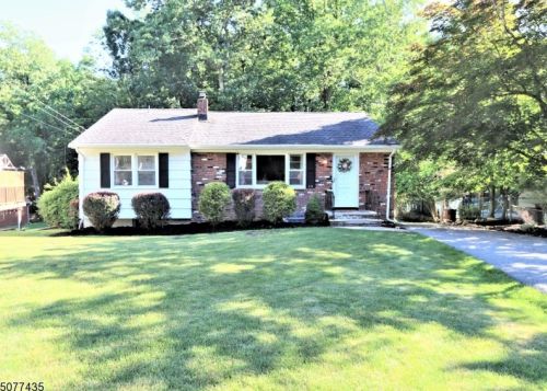 224 Hiawatha Blvd, Oakland, NJ 07436-3620