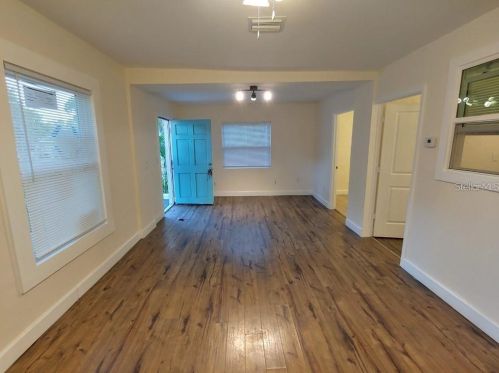1529 12th St, Saint Petersburg, FL 33704-4107