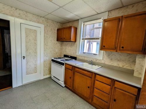 423 Aurora Ave, Cliffside Park NJ  07010-2133 exterior
