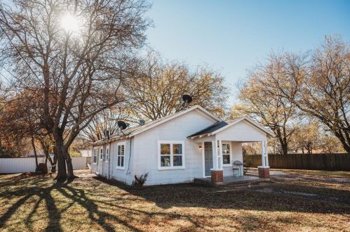 304 Evans St, Saint Jo, TX 76265-2156