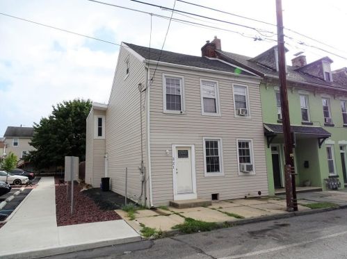 221 Front St, Catasauqua, PA 18032-1946
