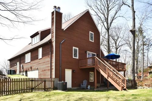 50 Redwood Dr, Bethel, CT 06801-3031