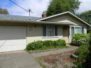 240 18th St, Newport, OR 97365-2324