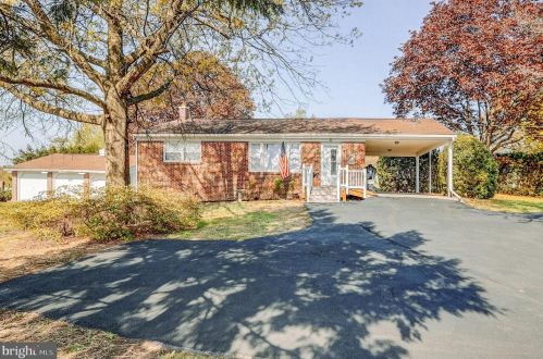 1 Ellen Dr, West Enola, PA 17025-1906