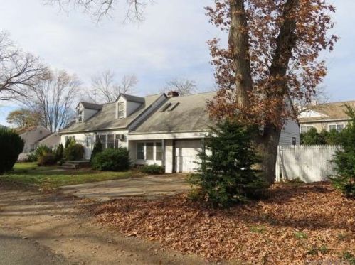 525 Lombard St, Babylon, NY 11703-1203
