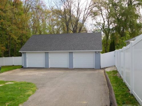 3 Wicklow St, Windsor Locks, CT 06096-1816