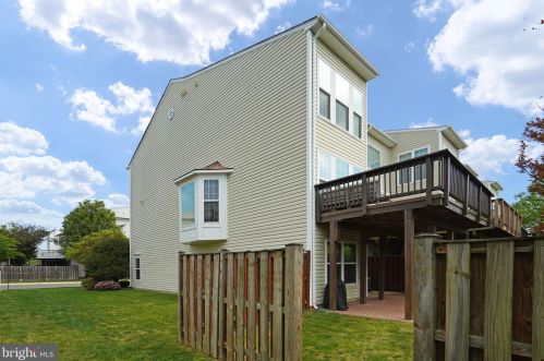 8231 Singleleaf Ln, Lorton VA  22079-5634 exterior