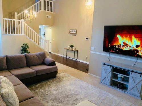 1620 Brighton Dr, Hollister, CA 95023-8036