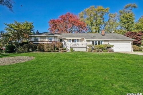21 Sunny Ln, Bayshore, NY 11706-7616