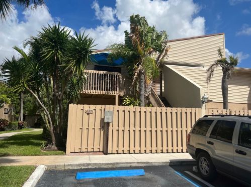 614 Executive Center Dr, West Palm Beach, FL 33401-4943