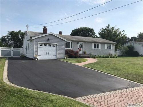 52 Aron Dr, Bohemia, NY 11716-1329