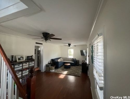 102 Mitchell St, North Bellmore, NY 11710-3325