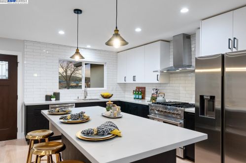 7298 Tamarack Dr, Pleasanton CA  94568-1749 exterior