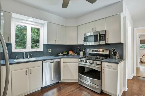 9 Farview Ter, Airmont NY  10901-7531 exterior