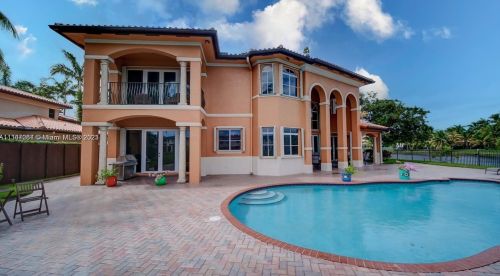 15963 79th Pl, Hialeah FL  33016-6647 exterior