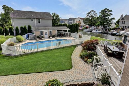 16 Perry Dr, Bricktown, NJ 08723-7522
