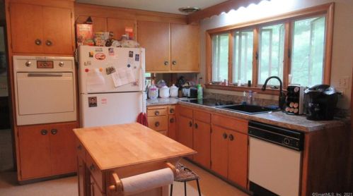 17 Maxine Rd, Bristol CT  06010-2354 exterior
