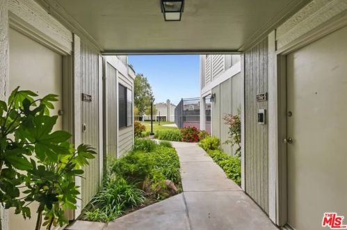 27066 Crossglade Ave, Santa Clarita CA  91351-4110 exterior