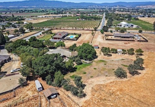 10000 Walter Welsher Ct, Gilroy CA  95020-9704 exterior