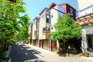 5920 California Ave, Seattle, WA 98136-3617