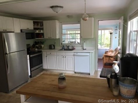 72 Hillcrest Rd, Niantic CT  06357-2053 exterior