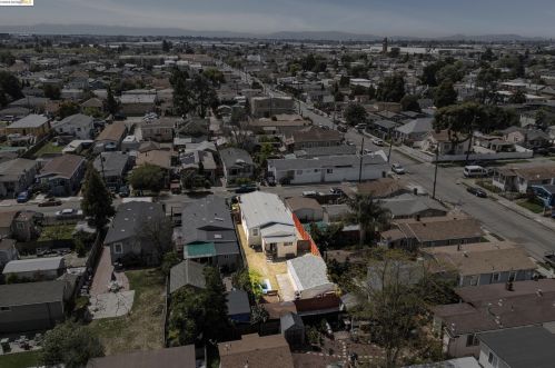 6218 Hilton St, Oakland CA  94605-1446 exterior