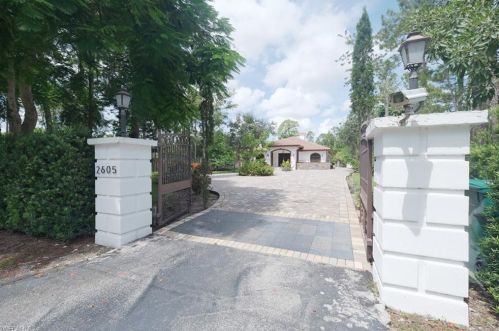 2605 64th St, Naples, FL 34105-7305