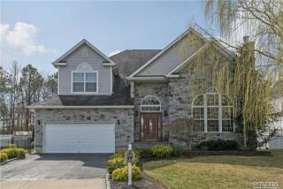 6 Hyacinth Ct, Holtsville, NY 11742-2530
