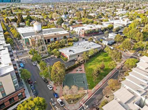 5532 Doyle St, Oakland CA 94608-2502 exterior