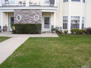 833 Narragansett Villas Dr, North Lindenhurst, NY 11757-5466