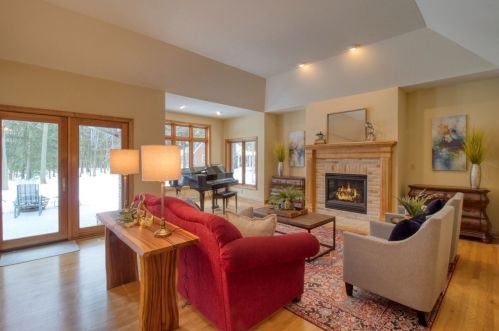 10814 Cedarburg Rd, Thiensville, WI 53092-4302