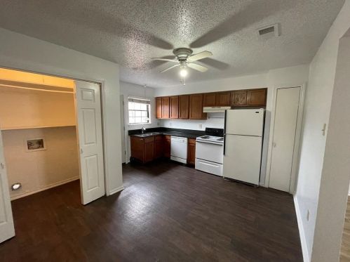 632 Rogers Rd, Irving TX  75061-7246 exterior