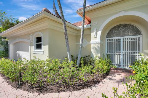 4 Mccairn Ct, West Palm Beach, FL 33418-7042