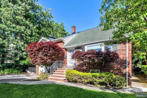 528 Winterburn Grv, Cliffside Park NJ  07010-2913 exterior