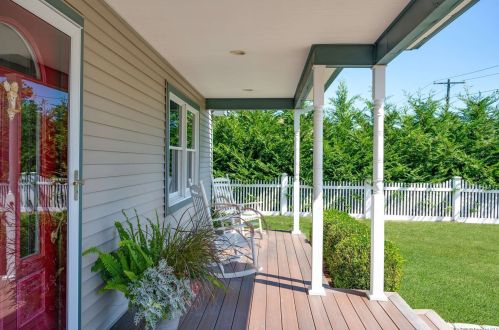 13 Bay Ave, Eastport, NY 11941-1309