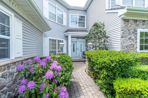 43 Hamlet Dr, Mount Sinai, NY 11766-3001