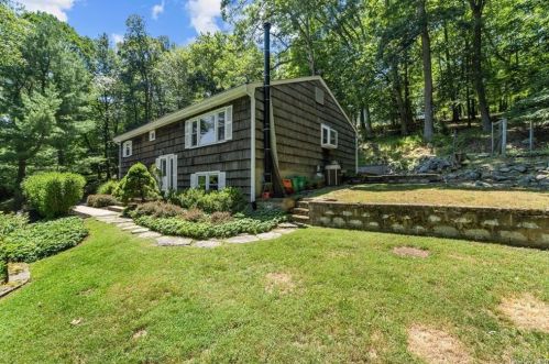 101 Mott Farm Rd, Tomkins Cove, NY 10986-1412