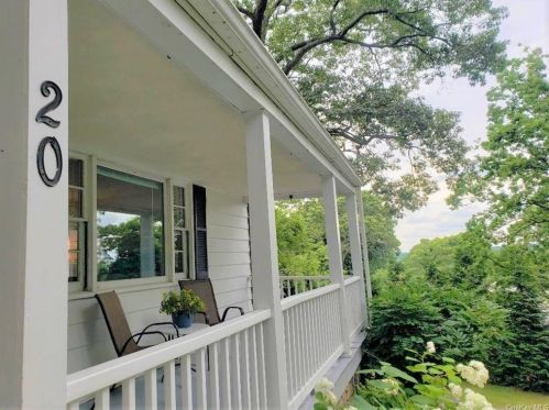 20 Veschi Ln, Mahopac, NY 10541-3207