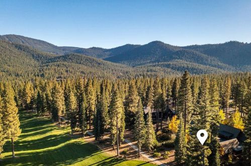 8262 Valhalla Dr, Truckee CA  96161-4297 exterior