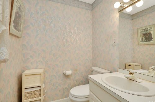 23 Nassau Ave, Babylon NY  11704-2814 exterior