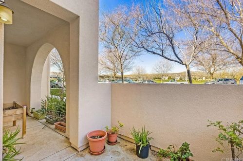 28673 Pietro Dr, Santa Clarita, CA 91354-2699