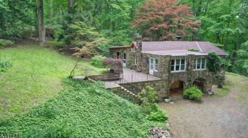 2 Derry Run Ln, Glen Gardner, NJ 08826-3142